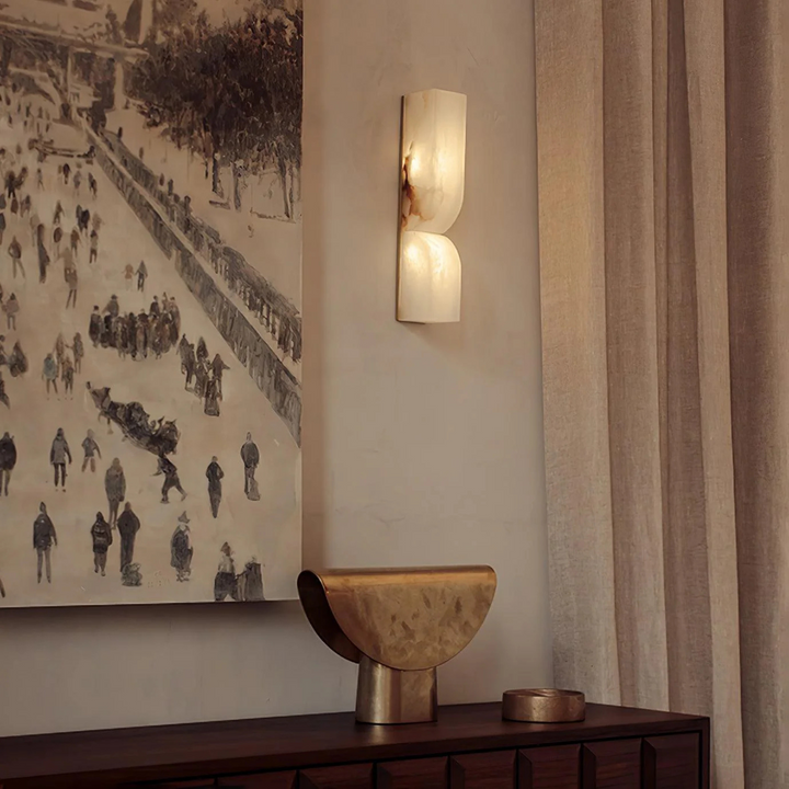 Sculptural wall lamp in alabaster with accents in Japandi brass