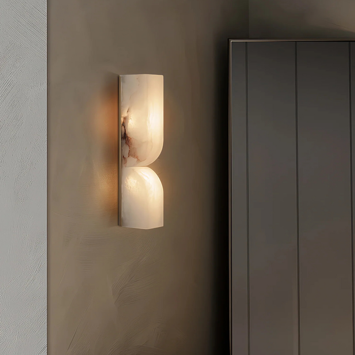 Sculptural wall lamp in alabaster with accents in Japandi brass