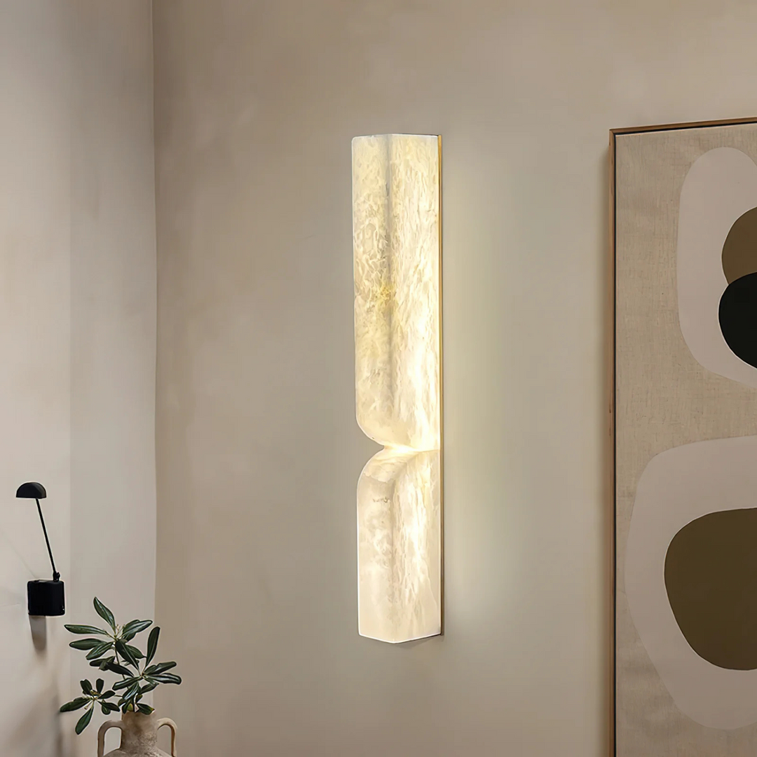 Sculptural wall lamp in alabaster with accents in Japandi brass