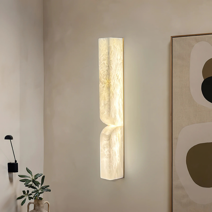 Sculptural wall lamp in alabaster with accents in Japandi brass