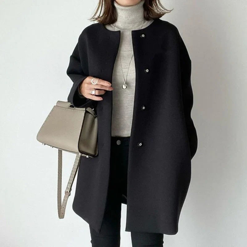 Xandra - Chic women's coat with buttons and modern style