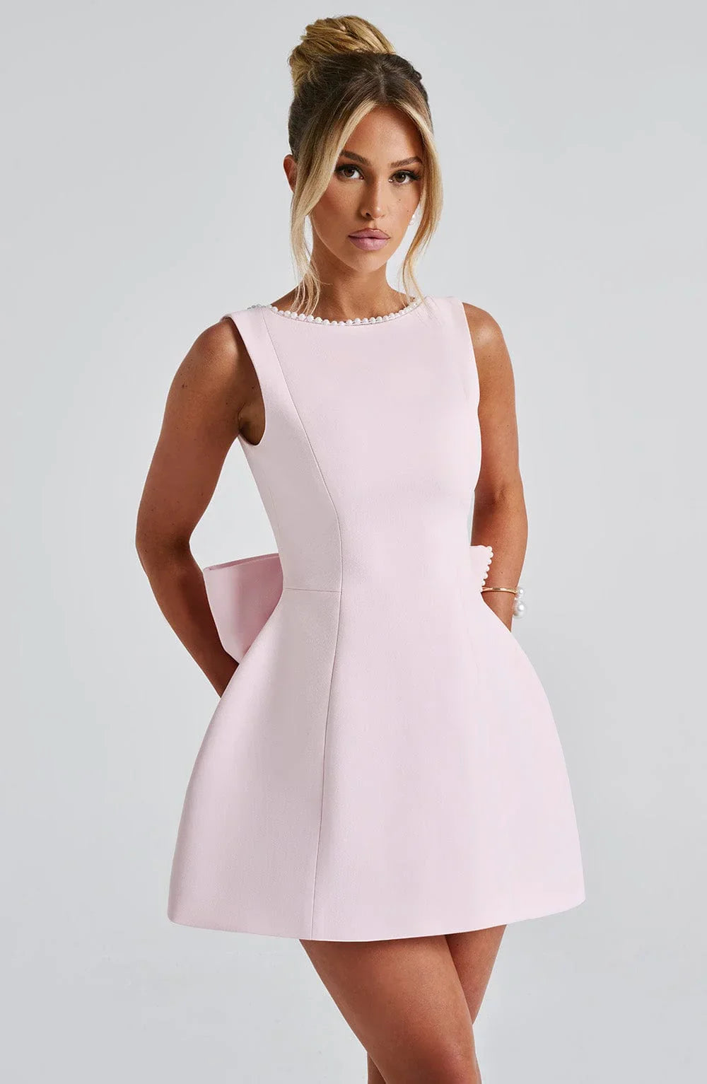 Georgia - Women's short dress with decorative bow at the back