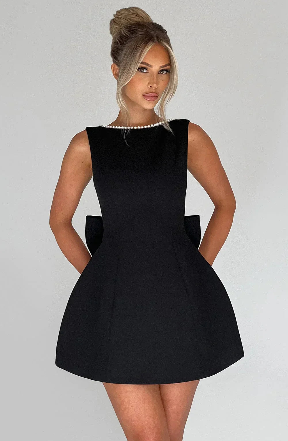 Georgia - Women's short dress with decorative bow at the back