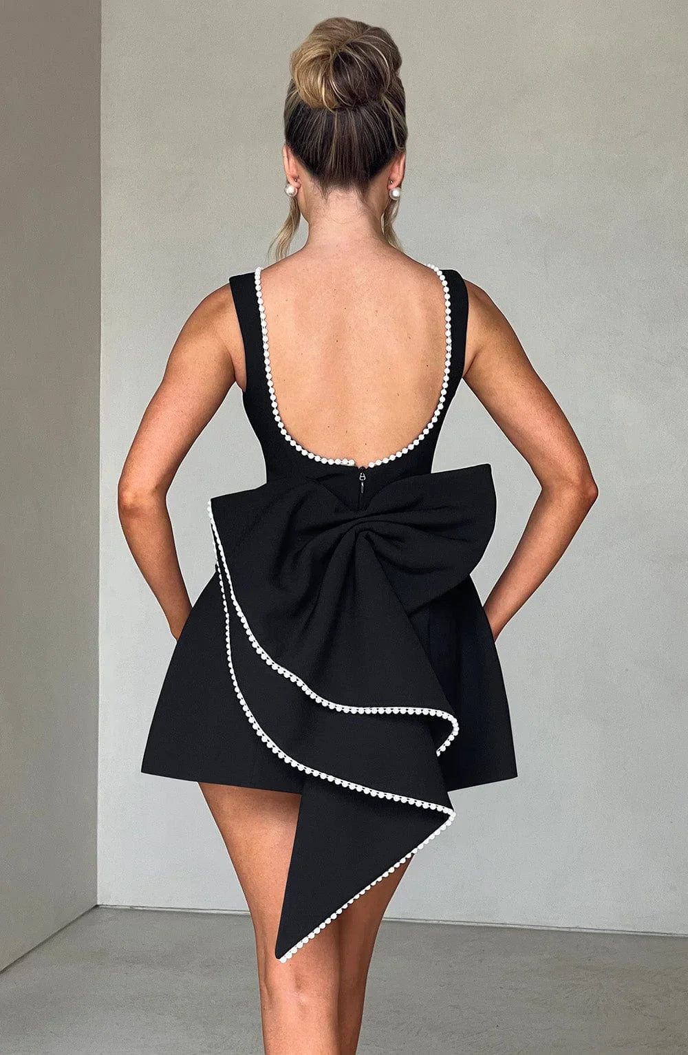 Georgia - Women's short dress with decorative bow at the back