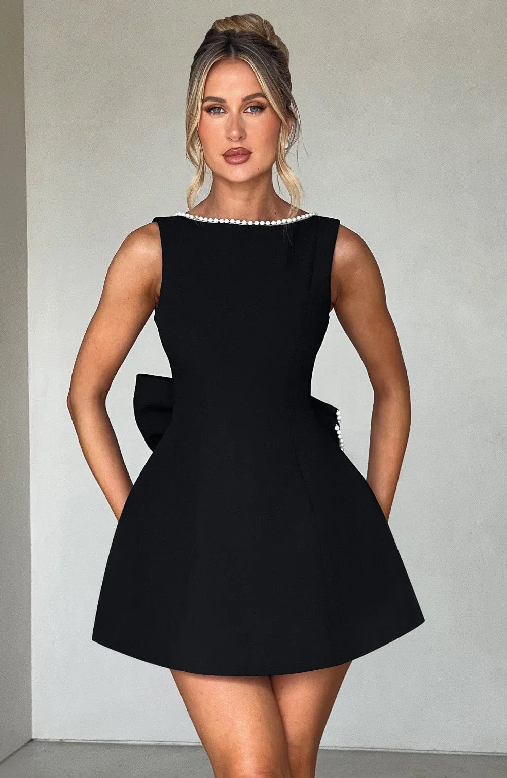 Georgia - Women's short dress with decorative bow at the back