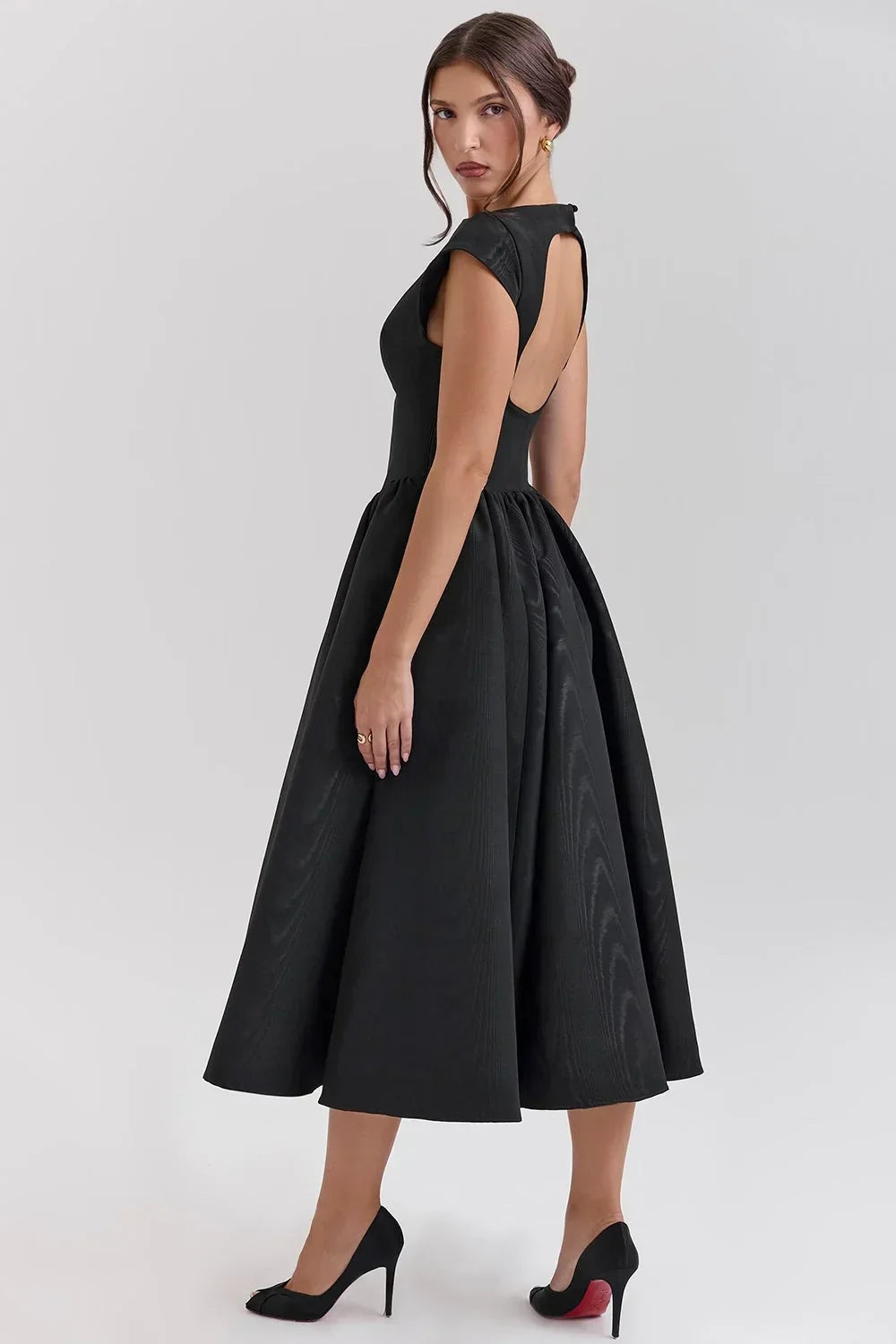 Selena - Loose-fitting midi dress with short sleeves and a round neck for evening wear