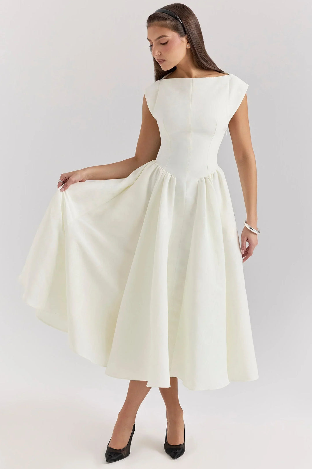 Selena - Loose-fitting midi dress with short sleeves and a round neck for evening wear