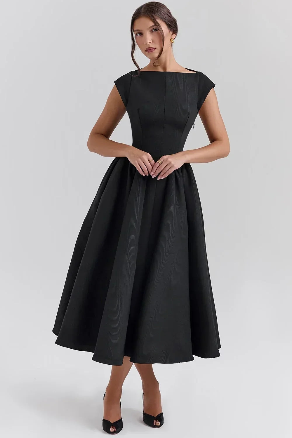 Selena - Loose-fitting midi dress with short sleeves and a round neck for evening wear