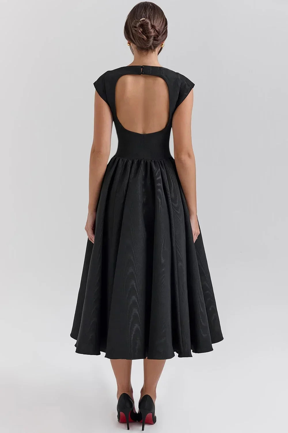 Selena - Loose-fitting midi dress with short sleeves and a round neck for evening wear