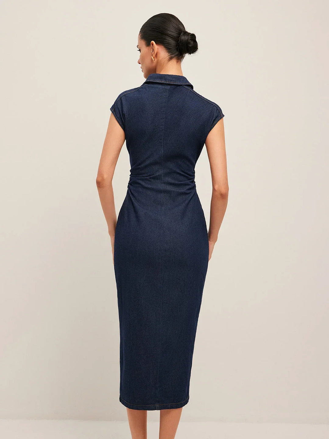 Penelope - Dark blue denim midi dress with button-down V-neck and sleeveless design for the office in summer