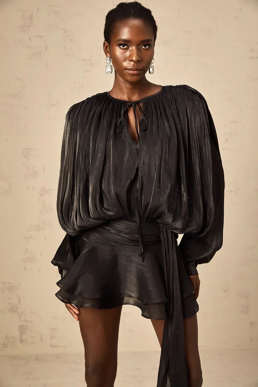 Deborah - Short flowing dress with long sleeves and a tied belt