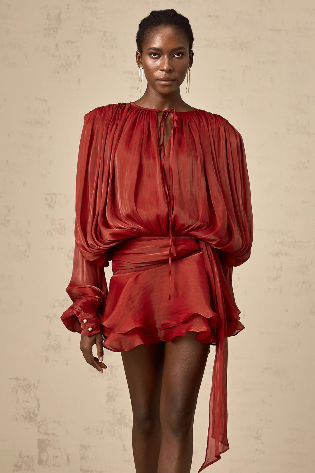 Deborah - Short flowing dress with long sleeves and a tied belt
