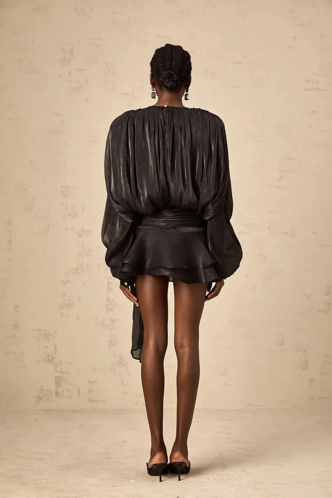 Deborah - Short flowing dress with long sleeves and a tied belt