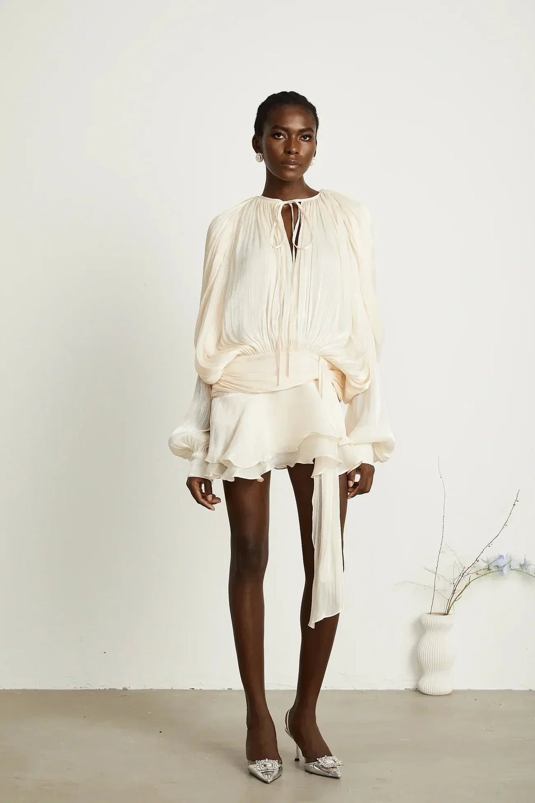 Deborah - Short flowing dress with long sleeves and a tied belt