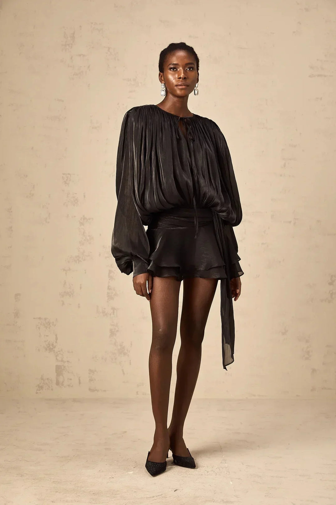Deborah - Short flowing dress with long sleeves and a tied belt