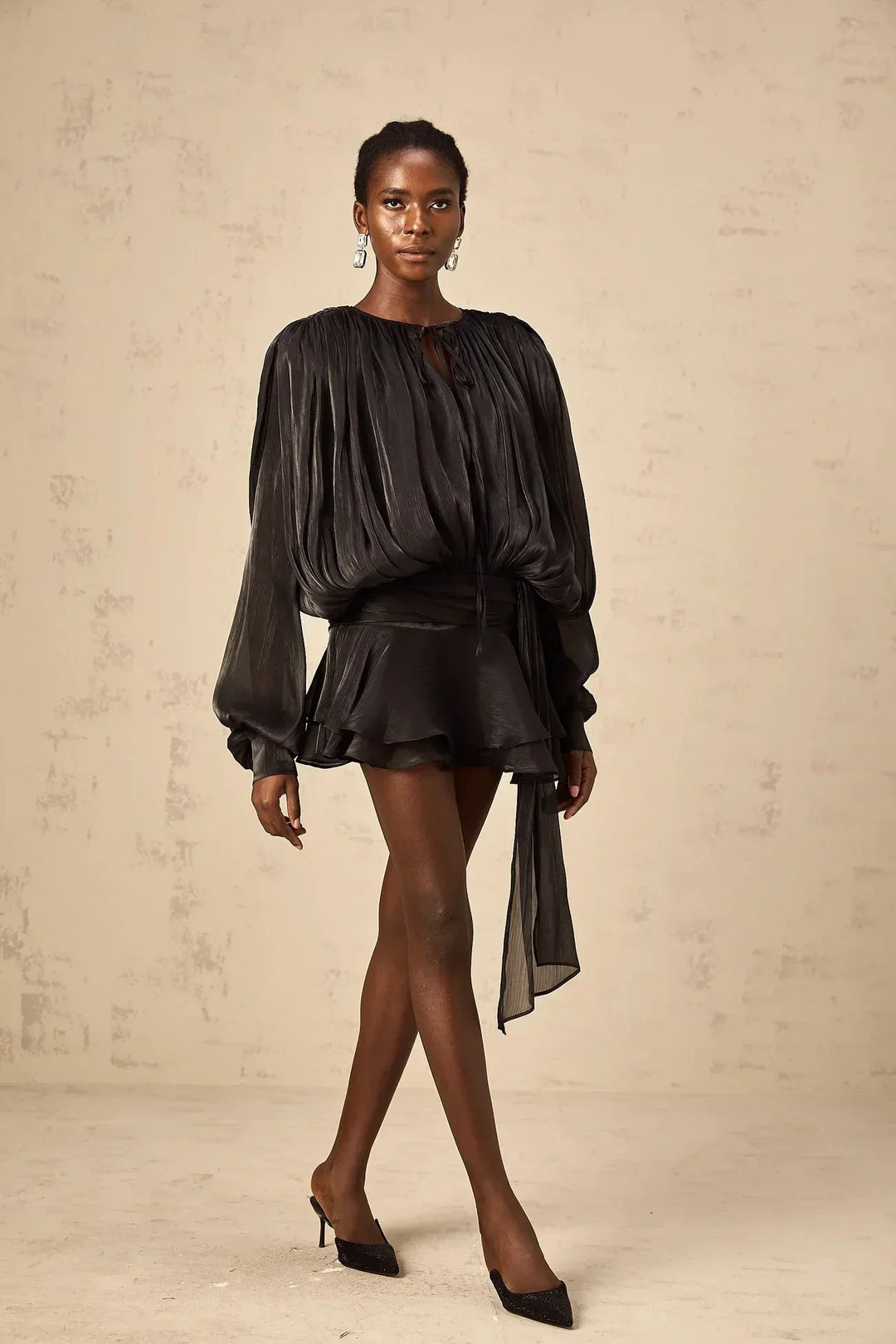 Deborah - Short flowing dress with long sleeves and a tied belt