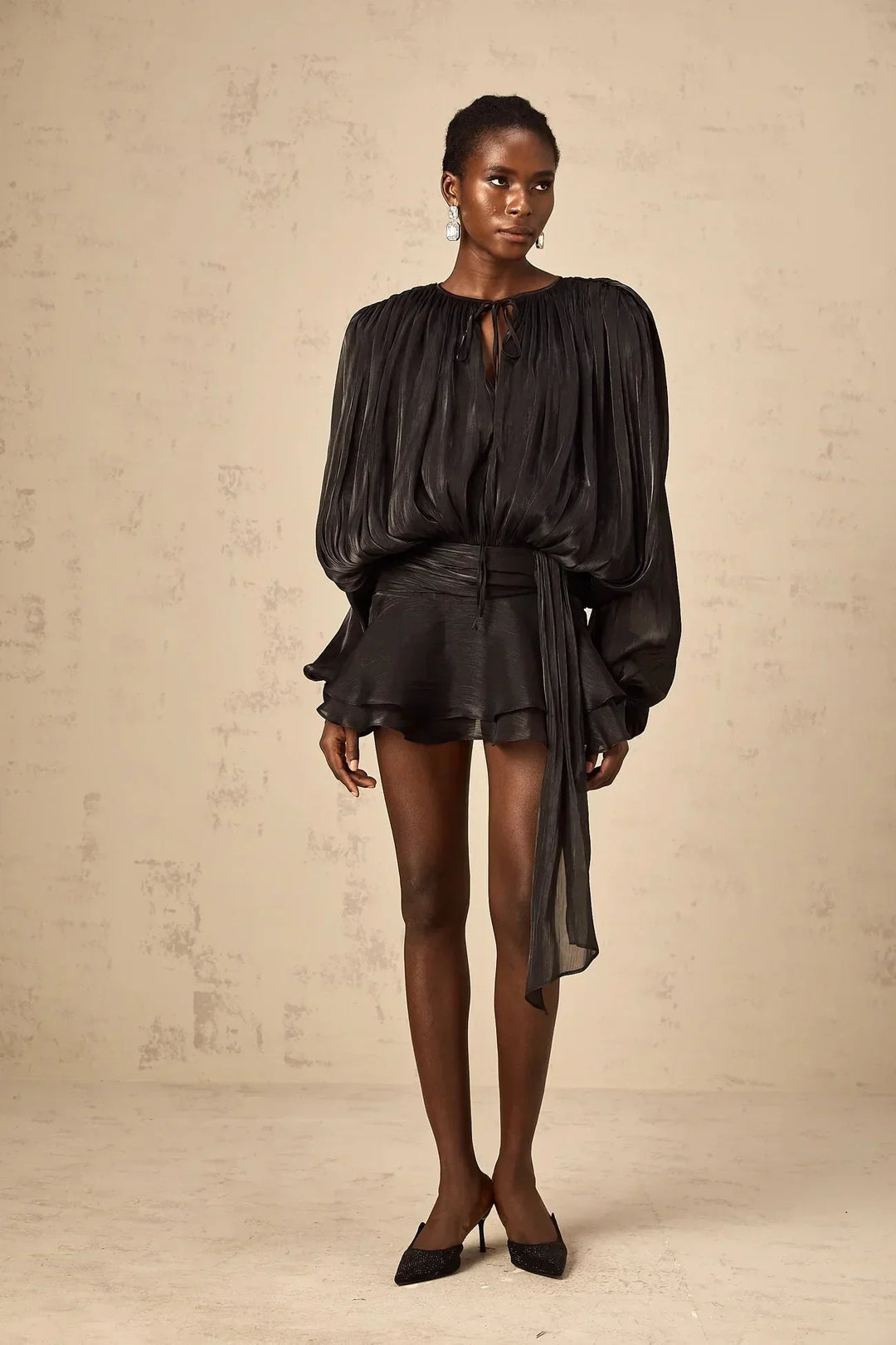 Deborah - Short flowing dress with long sleeves and a tied belt