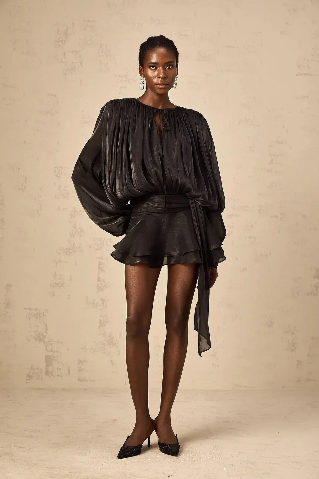 Deborah - Short flowing dress with long sleeves and a tied belt