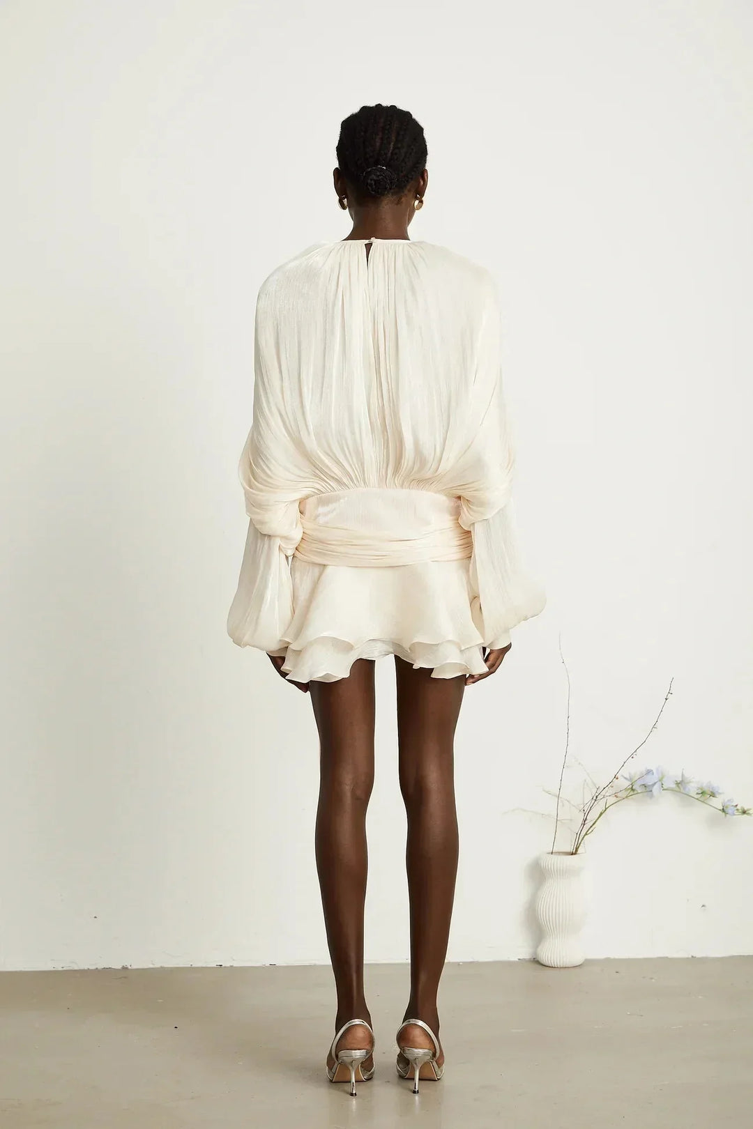 Deborah - Short flowing dress with long sleeves and a tied belt