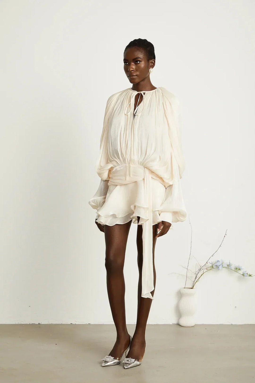 Deborah - Short flowing dress with long sleeves and a tied belt